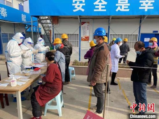 圖為青海省西寧市城中區某建筑工地核酸檢測點現場。 青海省西寧市城中區城鄉建設局供圖 圖為青海省西寧市城中區某建筑工地核酸檢測點現場。 青海省西寧市城中區城鄉建設局供圖