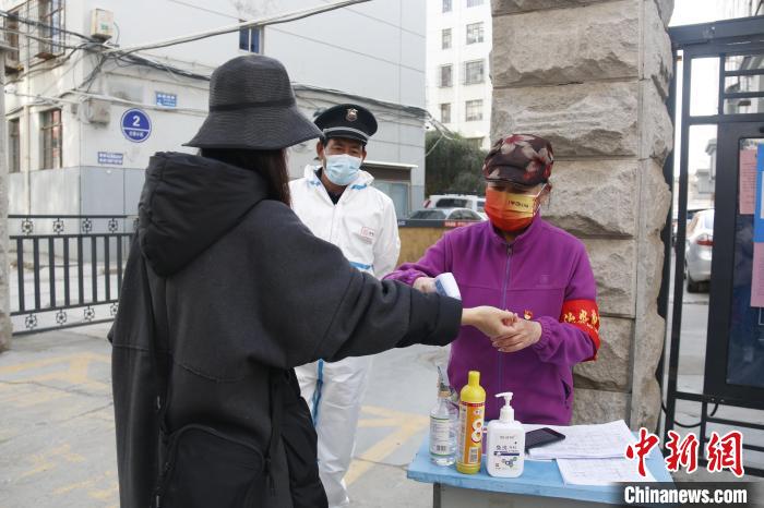 圖為“銀發(fā)”老黨員常潔(右)在測體溫。 祁妙 攝 點擊進(jìn)入下一頁