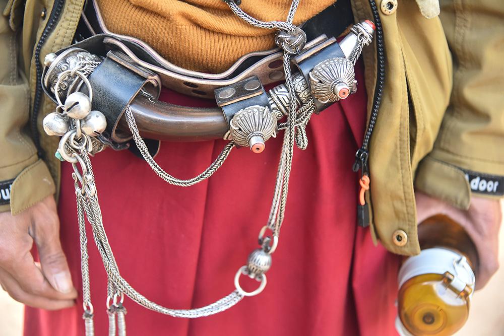 1558940732755846.jpg 帶在腰間的鼻煙角。(張國華 攝)DSC_3961.JPG