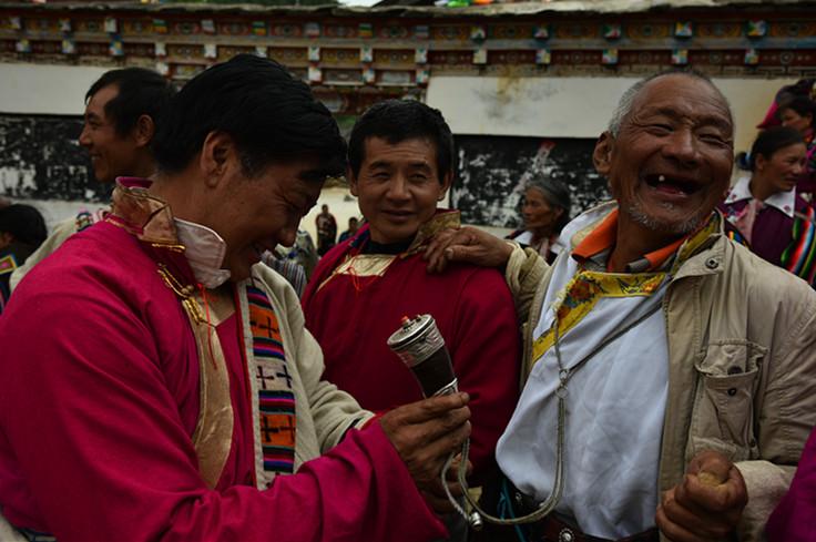 1558940747250132.jpg 邊吸鼻咽,邊看熱鬧,笑得好燦爛。(張國華 攝)DSC_1723_.jpg