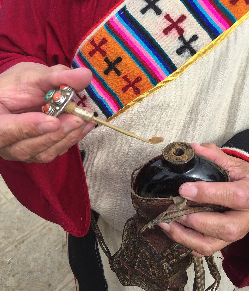 1558940803158242.jpg 準(zhǔn)備給朋友傳遞鼻煙。(張國華 攝)IMG_0131(20170320-091758).jpg