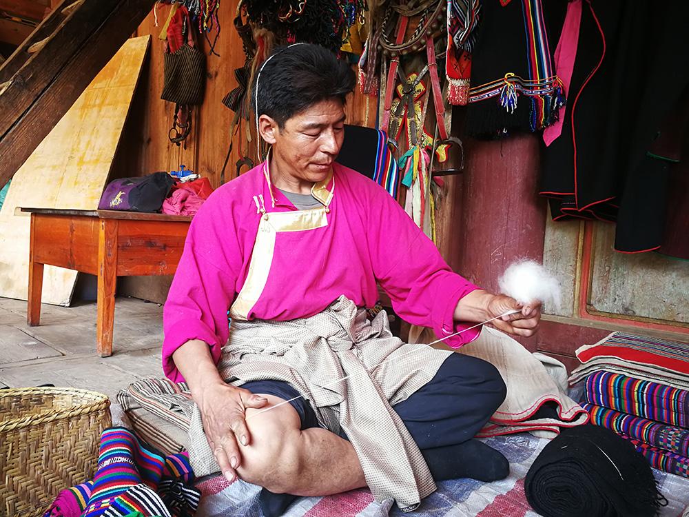 搓羊毛線是手工縫制技藝傳承人必備的手藝，縫制衣物少不了自制的羊毛線，用羊毛線連接起來的衣物，服飾文化由此誕生。（張國華  攝）IMG_20170510_132712.jpg