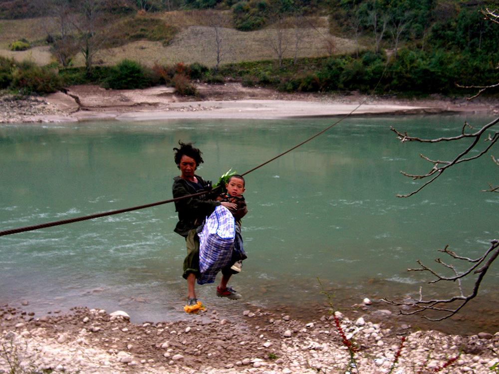 在瀾滄江渡溜索。張國華 攝CIMG2093_.jpg