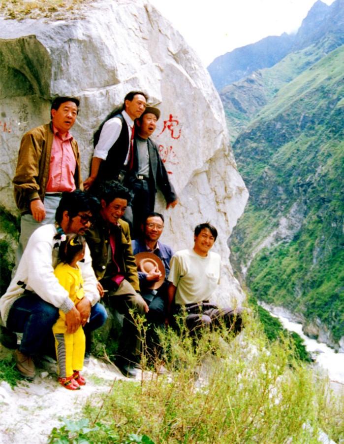 1559704382151653.jpg 作者在迪慶州志辦公室工作期間,與州志辦的領導和老師們一起陪同云南省志辦的領導和老師在香格里拉虎跳峽田野調查。張國華 供稿02_.jpg