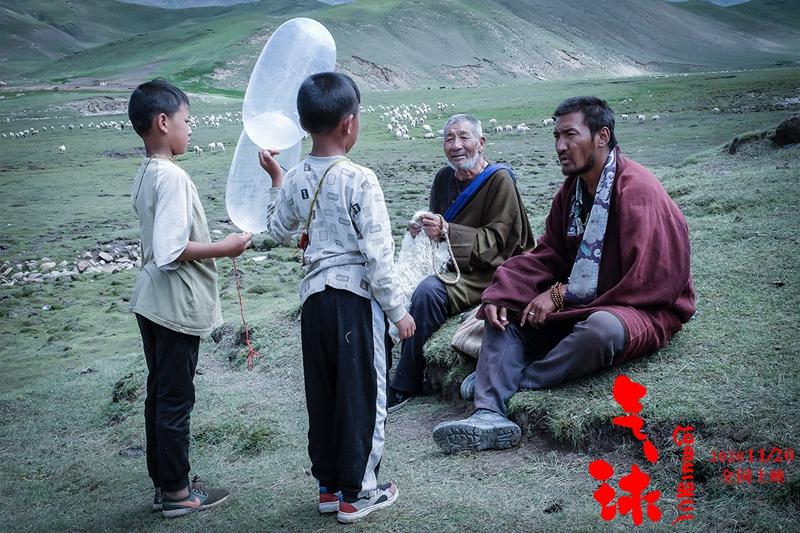 1602817222800497.jpg 《氣球》劇照孩子們玩耍白氣球.jpg